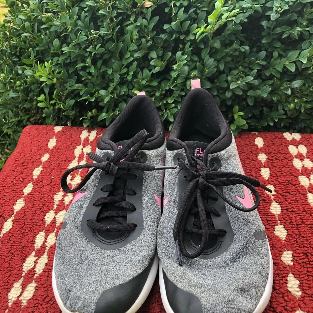 Nike Flex8 Women’s Gray & Pink Athletic Training Sneakers Size 8.5W